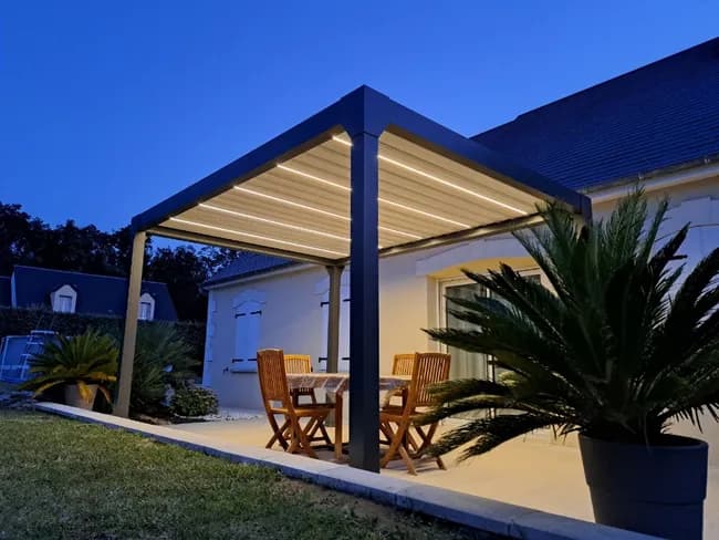 Pergola bioclimatique en aluminium Menea 4x3 motorisée grise — vue 1