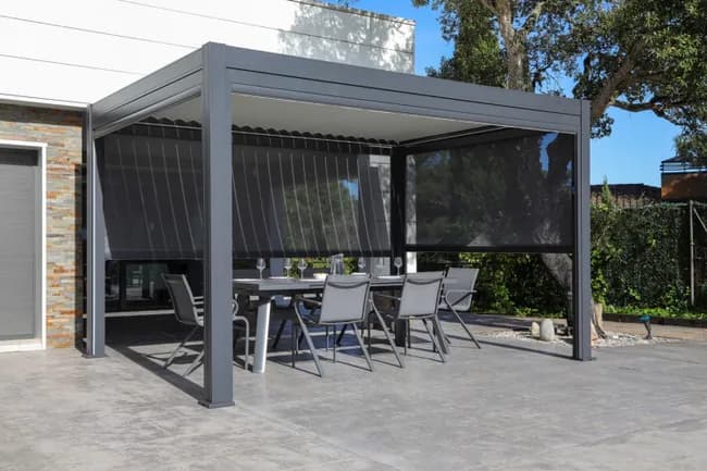 Pergola bioclimatique solaire en aluminium Anémone et intégralement équipée — vue 1